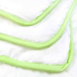 Zbliżenie na naturalne włókna kołdry bambusowej 100x135 – oddychający materiał zapewniający termoregulację niemowlaka.