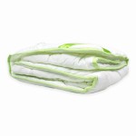 Biała kołdra bambusowa 100x135 cm w przytulnym łóżeczku dziecięcym – idealna na każdą porę roku.