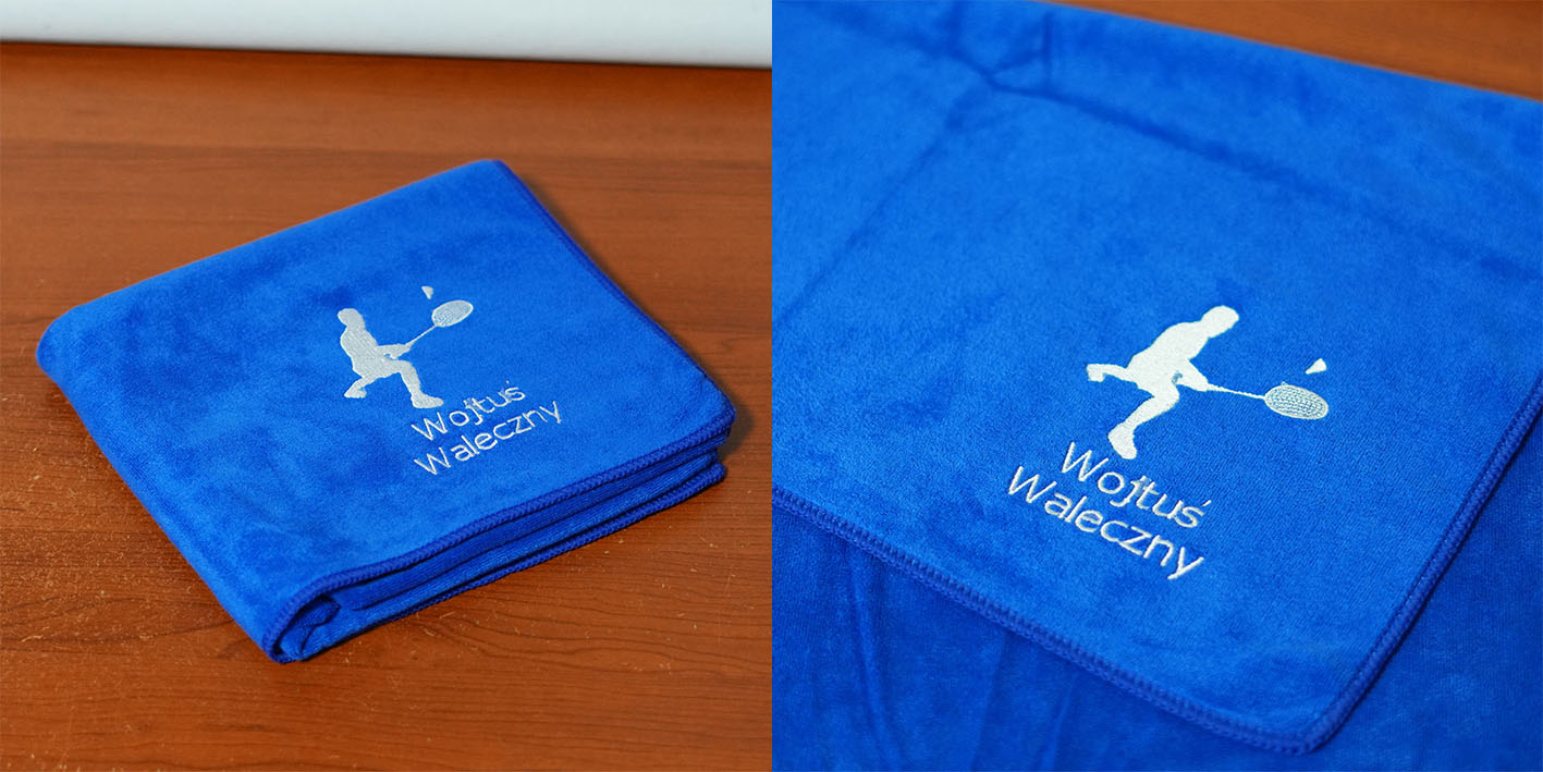 Ręcznik szybkoschnący z haftem z postacią badminton
